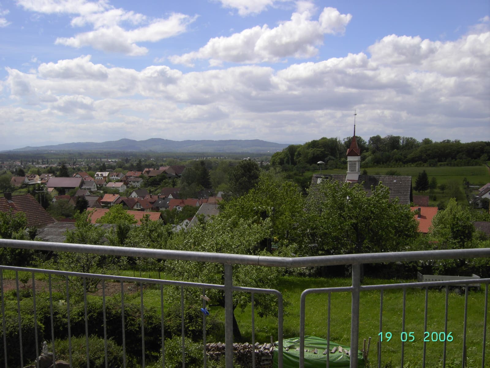 Blick vom Balkon über Windenreute zum Kaiserstuhl